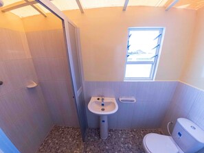 Bathroom shower - Pintatani Hostal (Quilima)