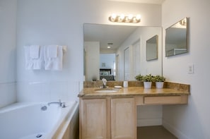 Villa (5 bedroom 3.5 bathroom pool villas) | Bathroom