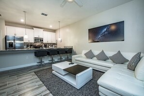 Departamento (1590MV Ultimate Town Home With Pool ) | Sala de estar | Televisión de pantalla plana 