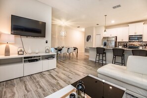 Apartment (4 bedroom 3 bathroom town home with p) | Living room