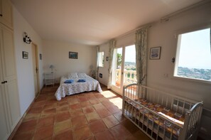 3 chambres, fer et planche à repasser, accès au Wi-Fi (inclus)