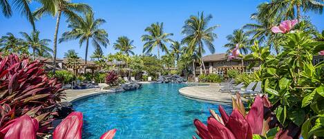 Una piscina al aire libre