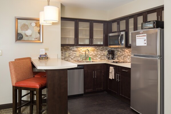 Fridge, microwave, stovetop, dishwasher