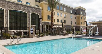 Free Breakfast. Pool & Hot Tub. Gym. Great for Business Travelers!