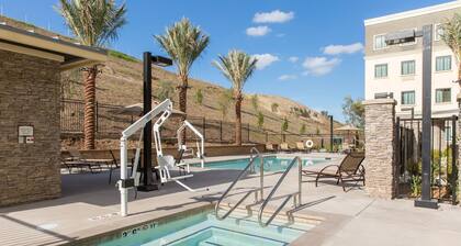 Free Breakfast. Pool & Hot Tub. Gym. Great for Business Travelers!