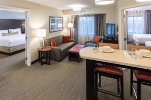2 bedrooms, in-room safe, iron/ironing board, free WiFi - Free Breakfast. Pool & Hot Tub. Gym. Close to Amazon! (Corona)