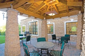 Outdoor dining - King Suite. Free Breakfast. Indoor Pool & Hot Tub. Near the Virginia Beach business district! (Chesapeake)