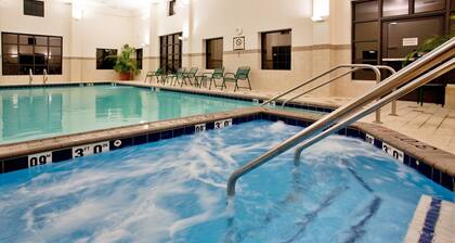 King Suite. Free Breakfast. Indoor Pool & Hot Tub. Near the Virginia Beach business district!