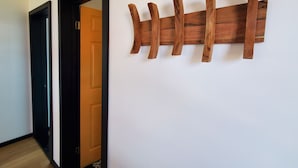 Ein Korridor mit einem hölzernen Wandbild und einer Tür.