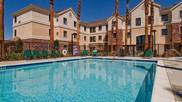 Een verwarmd zwembad