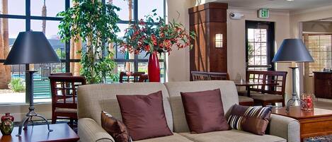 Televisión, reproductor de DVD, oficina