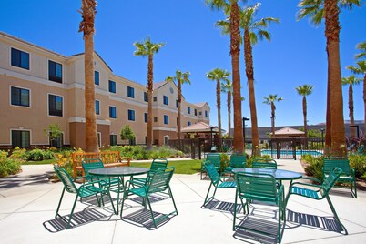 Free Breakfast. Outdoor Pool & Hot Tub. Great for Business Travelers!