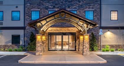 Free Breakfast. Pool. Gym. Near Rock Creek Country Club! Your Next Vacation!