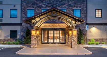 King Suite. Free Breakfast. Pool. Gym. Quick Drive to Rock Creek Country Club!