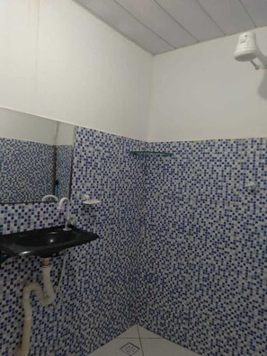 Quarto clássico, 1 cama de casal | Banheiro | Chuveiro, toalhas de banho, sabonete, papel higiênico