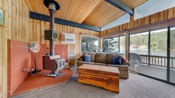 Smart TV, chimenea, reproductor de DVD y oficina