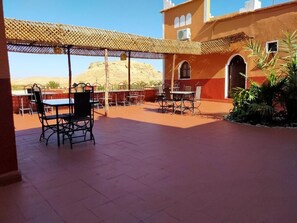 Outdoor dining - Auberge Ksar Ait Ben Haddou (Aït Benhaddou)