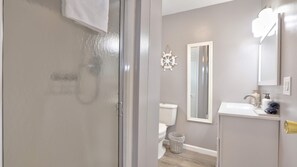 Un baño con inodoro, lavabo y espejo.