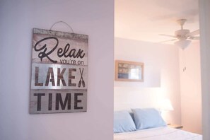 1 bedroom, iron/ironing board, travel cot, WiFi - Cottage at Cast Away Kayaks Fire Pit & Game Room (Geneva)