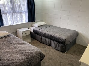 Iron/ironing board, free WiFi, bed sheets - Aaron Court Motel (Whangarei)