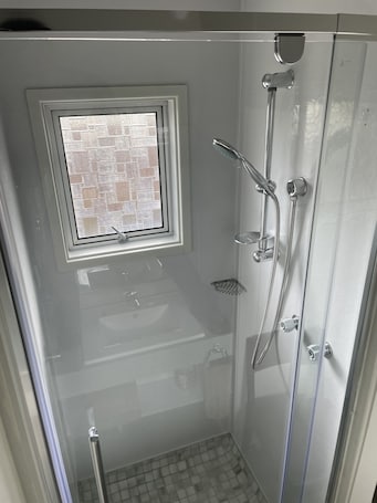 Shower, towels. Aaron Court Motel