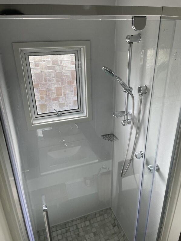 Shower, towels - Aaron Court Motel (Whangarei)