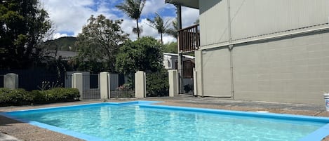 Una piscina al aire libre de temporada