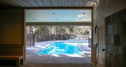 ¡Casa de montaña de lujo con piscina compartida y bañera de hidromasaje, patio, vistas al balcón y wifi gratis!