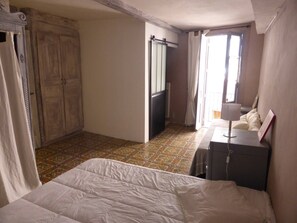 2 bedrooms, travel cot, bed sheets