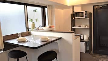 1 bedroom, individually decorated, desk, laptop workspace
