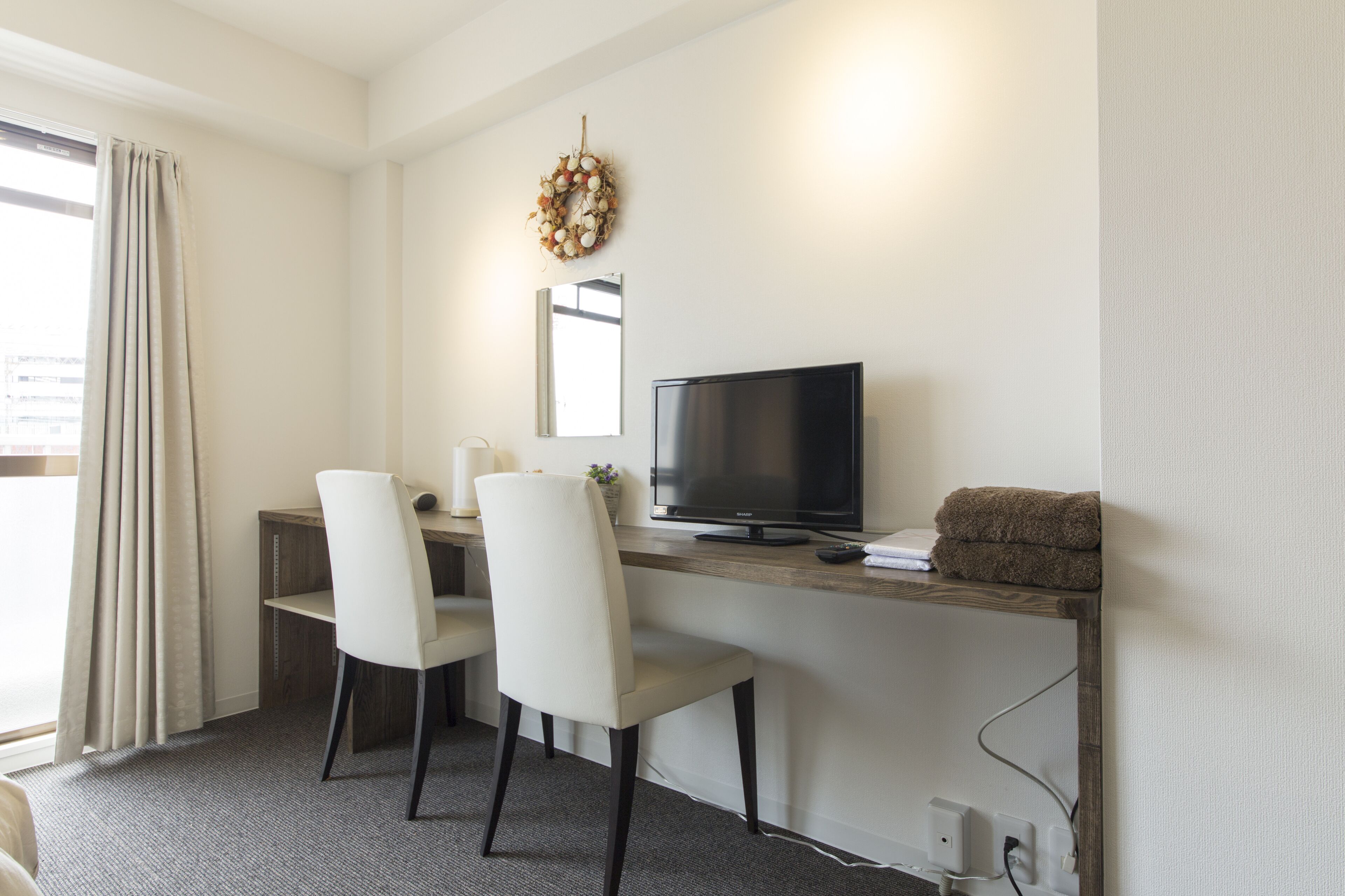 R402 | 1 bedroom, individually decorated, desk, laptop workspace