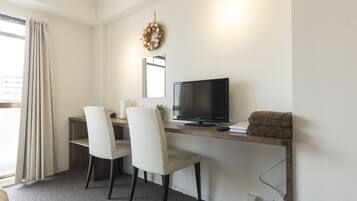 R402 | 1 bedroom, individually decorated, desk, laptop workspace