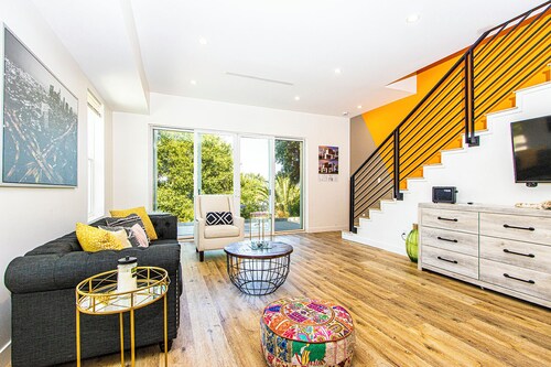 Modern Stylish Villa in West Hills