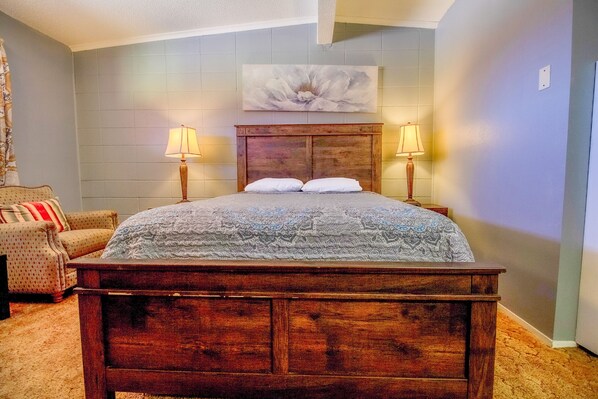 Zimmer, 1 Queen-Bett | Kostenloses WLAN, Bettwäsche