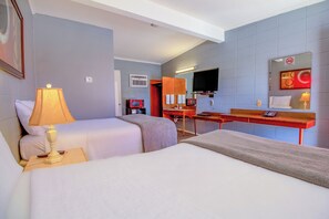 Habitación, 2 camas matrimoniales | Wifi gratis y ropa de cama 