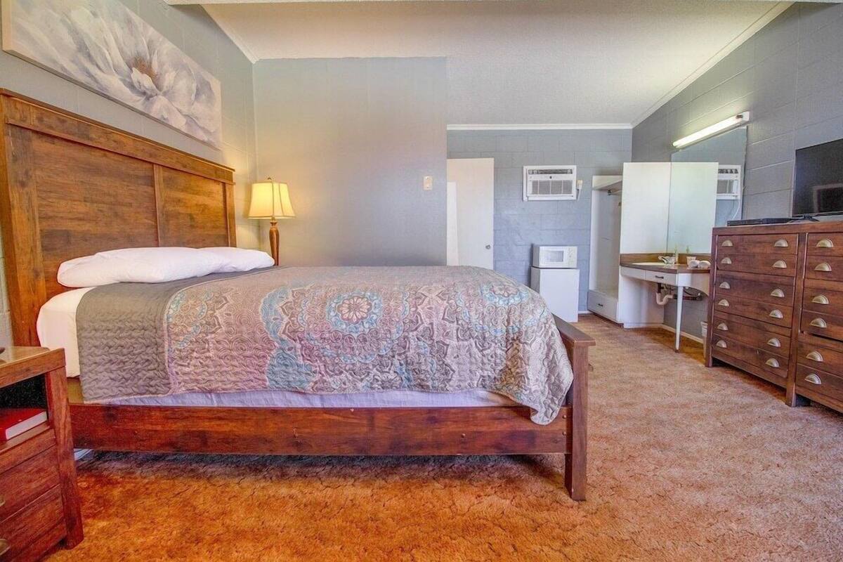WiFi (free), bed sheets