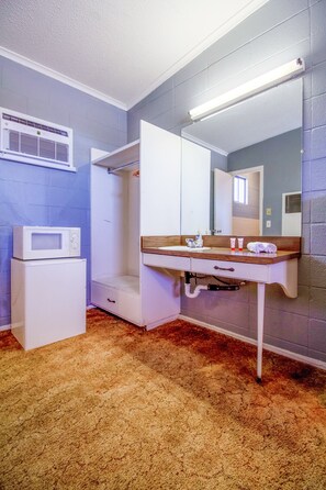 Room, 1 Queen Bed | Bathroom | Free toiletries, towels