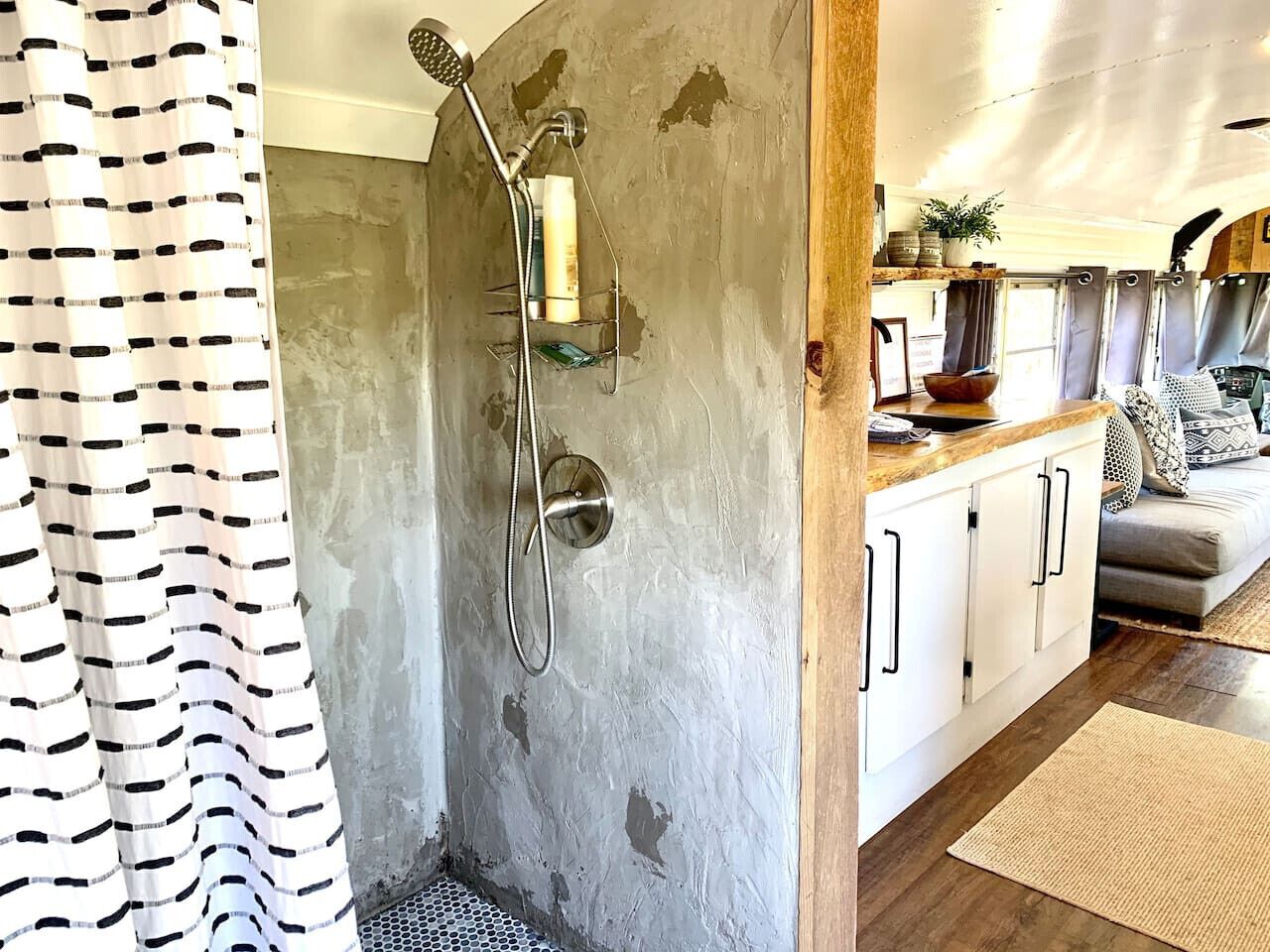 Haartrockner, Handtücher, Seife, Shampoo