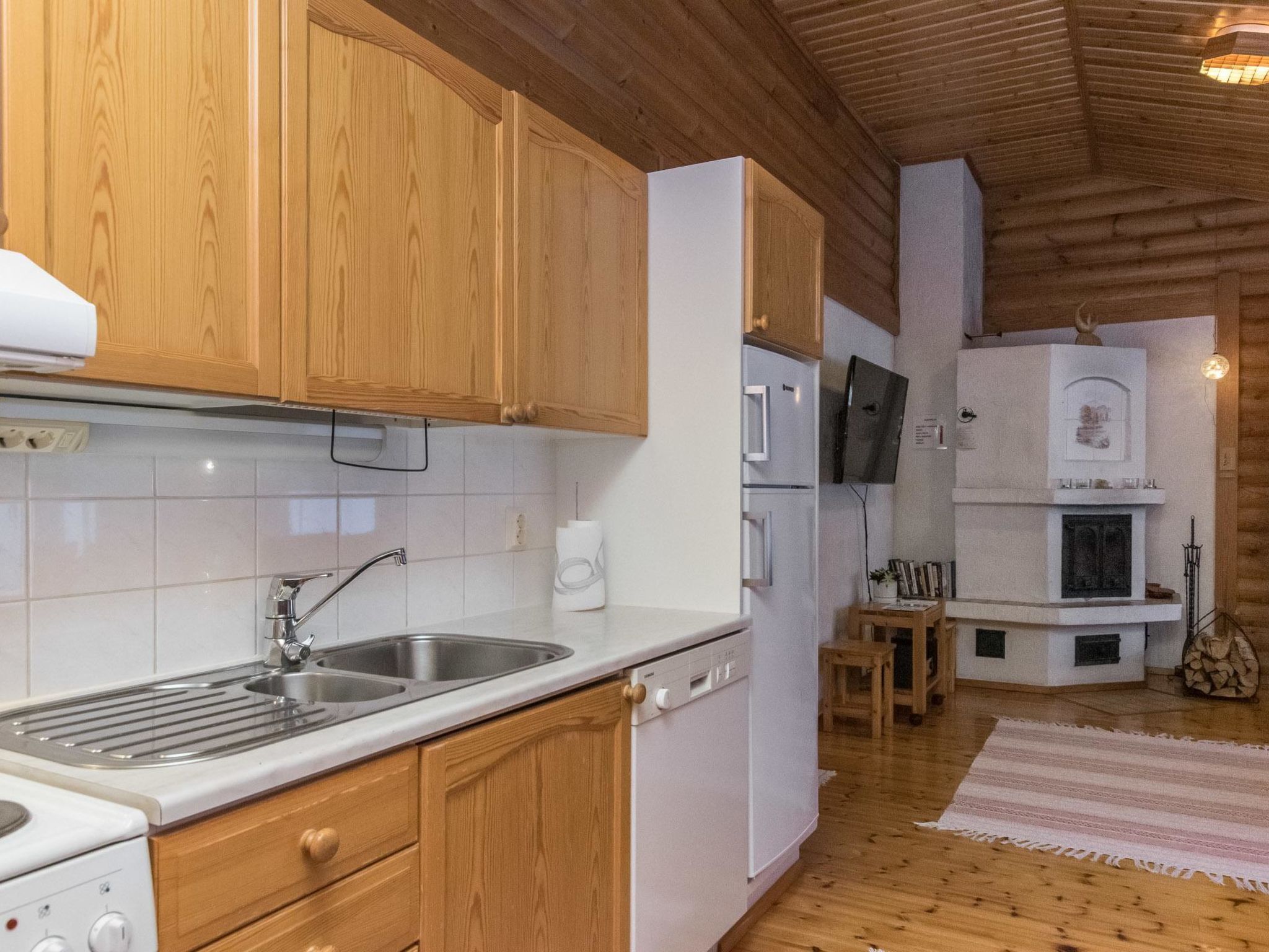 Kühlschrank, Mikrowelle, Geschirrspüler, Kochgeschirr/Geschirr/Besteck