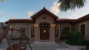 Een huis met een bord waarop staat 'Welcome, Star of the Sea' en een schommelset op de voorgrond.