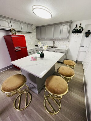 Refrigerador, microondas, horno y parrilla de estufa