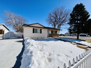 Exterior - Cozy 5-Bedroom Home in Aurora!
Perfect blend of comfort & convenience (Aurora)