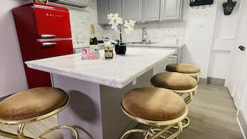 Refrigerador, microondas, horno y parrilla de estufa