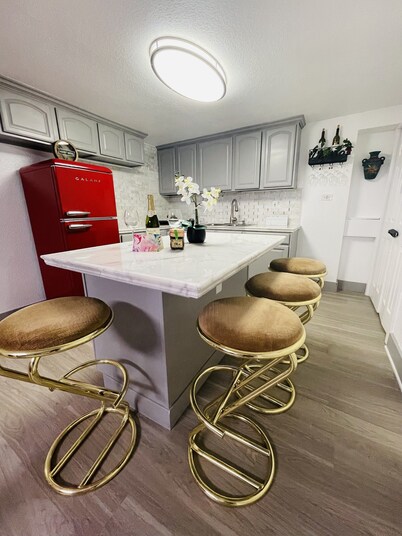 Cozy 5-Bedroom Home in Aurora!
Perfect blend of comfort & convenience