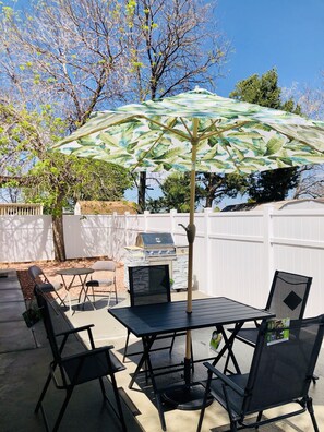 Outdoor dining - Cozy 5-Bedroom Home in Aurora!
Perfect blend of comfort & convenience (Aurora)