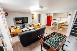 Games room - Cozy 5-Bedroom Home in Aurora!
Perfect blend of comfort & convenience (Aurora)