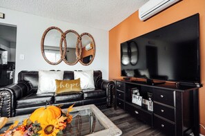 Smart TV, Netflix, streaming services - Cozy 5-Bedroom Home in Aurora!
Perfect blend of comfort & convenience (Aurora)