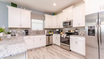 Villa (6 Bed Champions Gate Resort Golf Comm) | Cocina privada