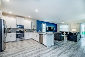 Villa (Champions Gate 8 Bedroom Resort Villa) | Private kitchen