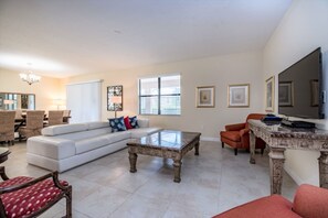 別墅 (5 Bedroom in Champions Gate) | 客廳 | 平面電視